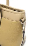 Cartera tipo tote bag de material símil cuero color verde, con textura granulada. Presenta dos asas de mano y una correa larga desmontable y regulable. Cuenta con cierre metálico superior y logo XL aplicado en el frente.