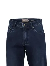 Jeans de hombre color azul oscuro (dark denim), corte recto, con cierre de botón y cremallera. Presenta cinco bolsillos y costuras en contraste.