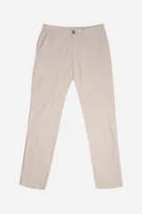 Pantalón de corte regular confeccionado en una mezcla de lino y algodón, color beige. Presenta cierre de botón y cremallera, trabillas para cinturón y bolsillos laterales.