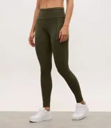 Legging deportivo de tiro alto con cintura texturizada, confeccionado en poliamida y elastano. Presenta un diseño ajustado al cuerpo con largo hasta el tobillo.