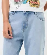 Pantalón de jean para hombre, corte recto, en color azul claro con acabado liso. Confeccionado en algodón, presenta un diseño atemporal y versátil.