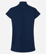 Blusa en punto texturizado color azul marino, con cuello alto acanalado, manga corta amplia, aberturas en los laterales de la parte baja y diseño de la marca Marfinno.