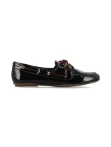 Mocasín náutico Fico de cuero charol negro, con cordones de cuero marrón y ojales metálicos dorados.