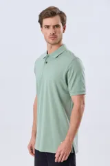 Remera polo de piqué de algodón color azul, de manga corta, con cuello camisero, cierre frontal de dos botones y pequeño logo bordado en el pecho.