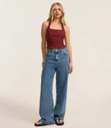 Blusa cropped de bengalina roja, con diseño de frente única, escote cuadrado y corte ajustado.
