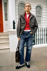 Jeans de tiro medio y corte relaxed fit, color azul con efecto deslavado, diseño de cinco bolsillos y bajo vuelto. Cuenta con cierre frontal de cremallera y botón metálico.