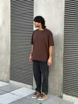 Pantalón de jean gris lavado, corte mom fit, tiro alto y pierna holgada.