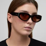 Lentes de sol con montura geométrica tipo cat-eye de color negro y cristales polarizados en tono marrón.