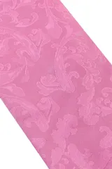Corbata rosa con diseño floral y pañuelo de bolsillo a juego.