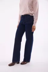 Pantalón de jean azul medio, corte wide leg, con bolsillos delanteros tipo parche y tiro alto.