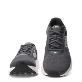 Championes de running New Balance 680 V9, color negro con detalles en rosado y entresuela blanca. Cuentan con capellada de malla transpirable y ajuste por cordones.