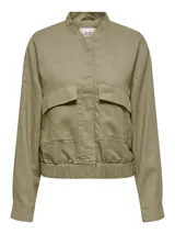 Campera corta color verde militar, de manga larga, con cuello redondo y cierre frontal de botones. Presenta dos bolsillos delanteros con solapa y elástico en la cintura.