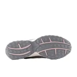 Championes urbanos New Balance modelo 204L, color marrón con detalles en rosa claro. Confeccionados con una combinación de ante y malla, presentan el logo N en el lateral y una suela de EVA para mayor amortiguación.