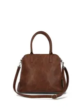 Cartera tipo tote marca Hush Puppies, color marrón chocolate, con doble asa superior y correa ajustable extraíble. Presenta un bolsillo frontal con cierre, detalle de borla decorativa y herrajes metálicos en tono bronce.