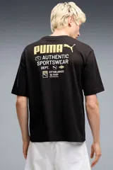 Remera Puma modelo Utility, de color marrón, con diseño de mangas cortas y corte holgado. Cuenta con el logo de la marca estampado en el pecho en tono claro.
