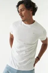 Remera básica de algodón color blanco, con escote redondo, mangas cortas y detalle de logo bordado en el pecho.