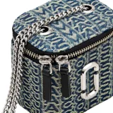 Bolso tipo vanity bag de Marc Jacobs, confeccionado en tejido denim con monograma estampado. Presenta forma de caja, cierre de cremallera bidireccional, logo J Marc metálico en el frente y correa de cadena plateada.
