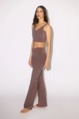 Leggings de yoga acampanados de tiro alto en tejido funcional, con cintura ancha y detalle de nudo en el frente.