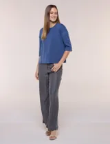Buzo de calce relajado color negro, confeccionado en modal con cuello redondo clásico, mangas tres cuartos de hombros caídos con puño y ruedo recto.