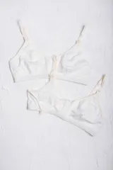 Pack de dos soutienes maternales de algodón con diseño ergonómico para lactancia. Presentan broches de acceso rápido en los breteles, contorno reforzado y suave, y breteles regulables.