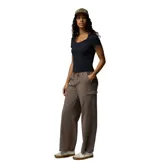 Pantalón cargo de mujer de corte ancho y relajado, color marrón, con cintura elástica ajustable con cordón y bolsillos laterales cargo.