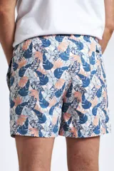 Short de baño con estampado de ondas en tonos azules, cintura elástica con cordón ajustable, bolsillos laterales y bolsillo trasero. Incluye suspensor interno y logo bordado.