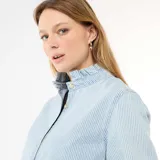 Blusa vaquera de manga larga con estampado de rayas finas, cuello alto con volantes y cierre frontal de botones.