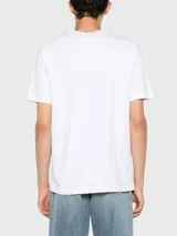 Remera blanca de corte regular fit con estampado de paisaje urbano y logo de la marca BOSS.