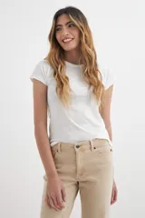 Remera básica de algodón color blanco, con cuello redondo y mangas cortas.
