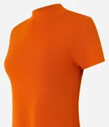 Blusa de punto texturizado color celeste, de manga corta y cuello alto, marca Cortelle.
