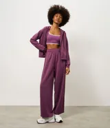 Pantalón deportivo de modal color lila, de corte holgado y diseño cómodo con cintura elástica y bolsillos laterales.