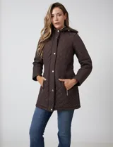 Campera matelassé color marrón con diseño combinado de rombos en el cuerpo y costuras horizontales en las mangas. Cuenta con capucha fija, cierre frontal oculto bajo solapa con botones a presión dorados y ajuste entallado en la cintura.
