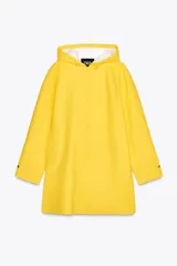 Cazadora impermeable de acabado engomado en color amarillo, con capucha ajustable, cierre frontal con botones a presión, bolsillos laterales y mangas largas ajustables.