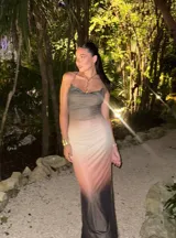 Vestido midi ajustado al cuerpo, confeccionado en doble tela de microtul elastizado con degradé de color que va del negro al beige y al rosa. Tiene escote drapeado y breteles finos.