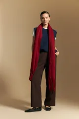 Pantalón de vestir negro con corte recto y tiro medio-alto, confeccionado con líneas sastreras limpias y bolsillos laterales.