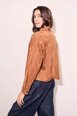 Camisa color camel de gamuza vegana con corte oversize y flecos en el pecho.