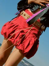 Falda corta estilo balloon de color rojo intenso, con cintura marcada y volumen fruncido en el ruedo.