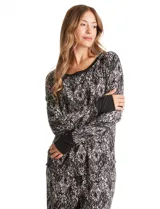 Conjunto de pijama compuesto por una remera de manga larga con puños y un pantalón de corte recto con cintura elástica y lazo de ajuste. Presenta un diseño de rayas horizontales finas en tonos gris y negro.