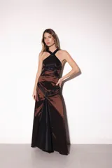Vestido largo de tafeta azul con detalles de recortes geométricos en contraste de color verde militar, con diseño halter cruzado y silueta ajustada al cuerpo.