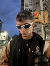 Gafas de sol blancas con lentes rectangulares negras.