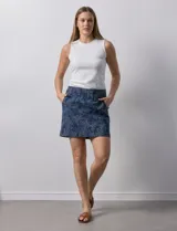 Falda estampada azul con short interno, pretina ancha elastizada y bolsillos delanteros. Marca Zac & Rachel.