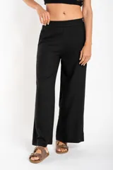 Pantalón negro de lino y viscosa, de corte recto y tiro medio, con cintura elástica.