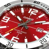 Reloj análogo Casio con caja y pulsera de acero inoxidable plateado. Presenta una esfera redonda color rojo vibrante con marcadores de hora grandes y luminosos, números arábigos en 12, 9, 6 y 3, y ventana de fecha a las 3. El bisel plateado tiene marcadores de minutos. Posee tres manecillas plateadas y una manecilla de segundos con punta amarilla.