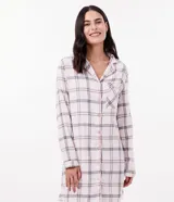 Camisón corto en franela cuadrillé blanca con gris y rosa, con cuello solapa, manga larga, abotonado frontal, bolsillo frontal y detalle de vivo contrastante.