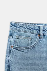 Pantalón de jean azul de corte recto y tiro medio.