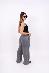 Body azul marino de algodón con corte clásico y escote redondo.