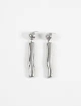 Caravanas largas de acero quirúrgico con diseño de pieza superior semiesférica y colgante alargado de forma ondulada con acabado pulido brillante.