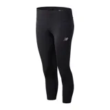 Calza deportiva New Balance modelo Accelerate, color negro, de corte capri con cintura elástica y logo reflectante en la pierna.