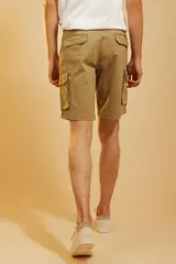 Bermuda cargo de corte recto en color beige, con bolsillos laterales tipo cargo con solapa y cierre de botón.