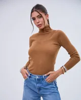 Polera de punto acanalado color dulce de leche, con cuello alto y mangas largas.
